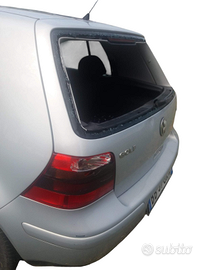 Volkswagen Golf grigia anno 1999