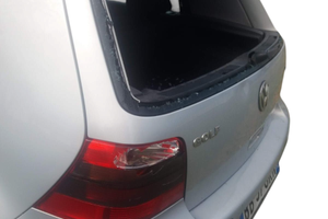 Volkswagen Golf grigia anno 1999