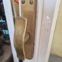 Finestra, telaio zanzariera avvolgibile e soglia