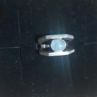 anello in argento e pietra di l'una 