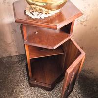 Mobiletto esagonale in stile, colore noce scuro