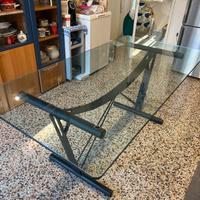 Tavolo Cristallo con base in metallo nero