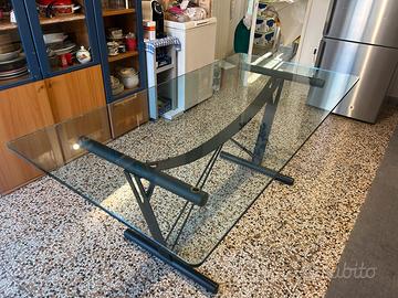 Tavolo Cristallo con base in metallo nero