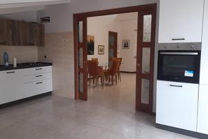 Ampio appartamento luminoso con doppi servizi