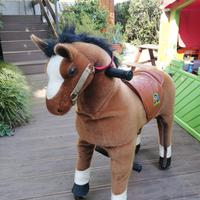 Cavallo cavalcabile con ruote sterzanti