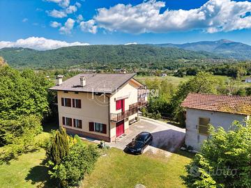Casa indipendente con terreni agricoli e splendida