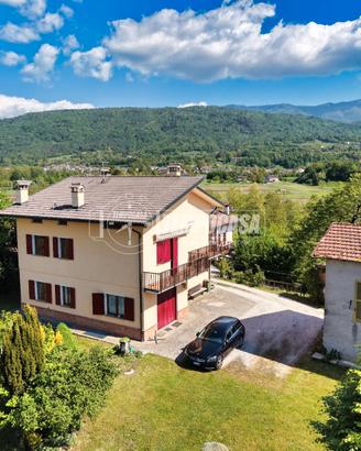 Casa indipendente con terreni agricoli e splendida