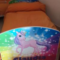 Letto per bambina tema unicorno.