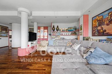 Appartamento di 177 m² con più di 5 locali e box a