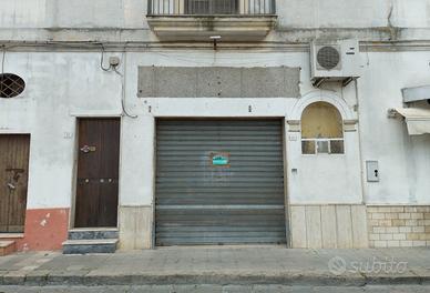 Locale commerciale in piazza S. Sebastiano