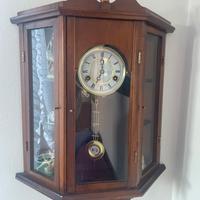 Orologi a pendolo sia da parete che a colonna