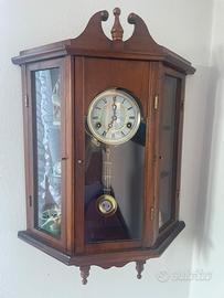 Orologi a pendolo sia da parete che a colonna