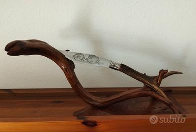 Artigianato sardo in acciaio piedistallo in legno