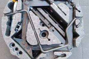 Kit Cric e Attrezzi Ruota di Scorta Originale Opel