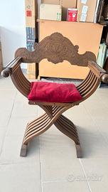 Sedia pieghevole in legno con schienale intagliato