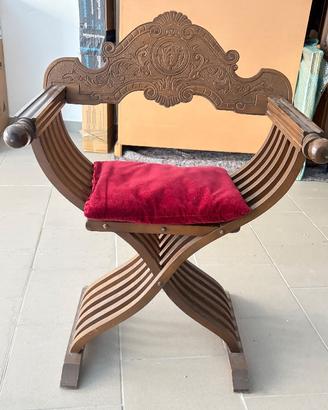 Sedia pieghevole in legno con schienale intagliato