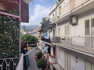 2 LOCALI A GIARDINI NAXOS