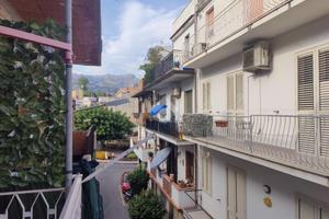 2 LOCALI A GIARDINI NAXOS
