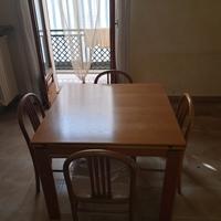 Tavolo e quattro sedie