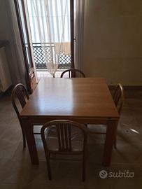 Tavolo e quattro sedie