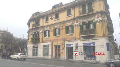 Piazza Cairoli, 2 vani uso ufficio.
