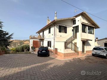 CASA SEMINDIPENDENTE A ATRI
