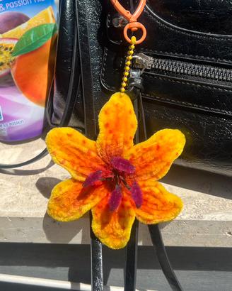 portachiavi giallo tropicale in pipe cleaner