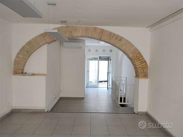 A000734 - NEGOZIO CON DOPPIO INGRESSO