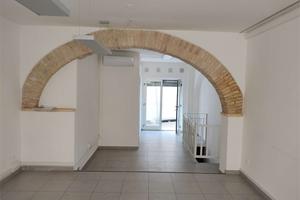 A000734 - NEGOZIO CON DOPPIO INGRESSO