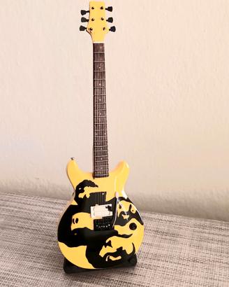 Chitarra decorativa The Beatles dipinta a mano.