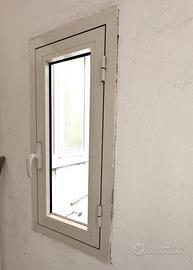 Finestra con telaio e vetro camera