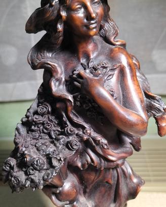 Scultura in gesso rappresenta la Dea Flora