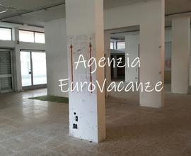 Lignano: negozio di ampia metratura