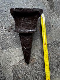 Vecchia incudine da ceppo