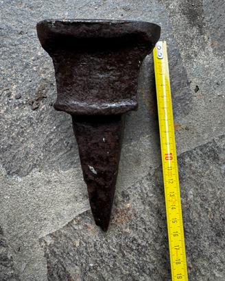 Vecchia incudine da ceppo