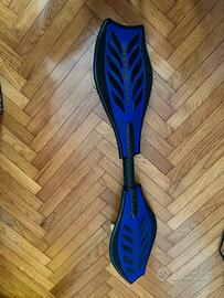 Skateboard snodato blu