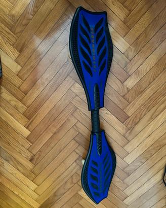 Skateboard snodato blu