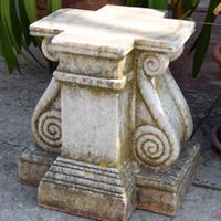 Marmo bianco: 4 antiche basi scolpite