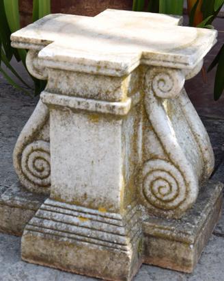 Marmo bianco: 4 antiche basi scolpite