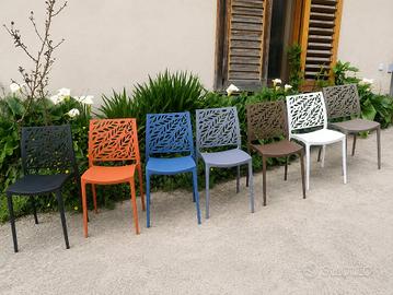 sedie in polipropilene colorate decorate