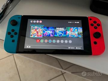 Nintendo Switch con 4 Joy-Con e 1 Controller