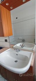 Mobile bagno con lavabo e specchio 