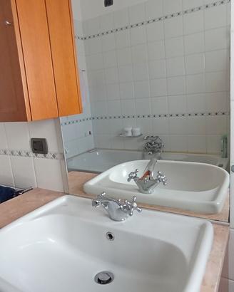 Mobile bagno con lavabo e specchio 