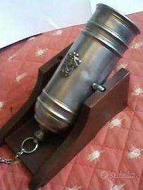 Cestini (4) e alcuni arredi e soprammobili