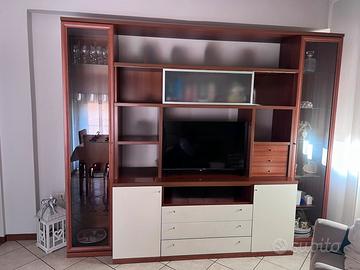 Parete attrezzata e divano