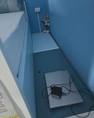 Camera da letto con letto a castello senza mobile