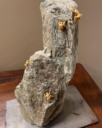 Scultura in pietra – Scalatori su parete rocciosa
