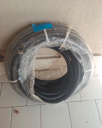 Tubo pieghevole in pvc autoestinguente.