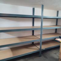 Scaffali metallo e ripiani legno pressato