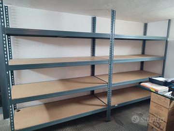 Scaffali metallo e ripiani legno pressato